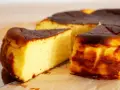 Puszysty sernik bez spodu z budyniem, z lekko przypieczoną skórką, prezentuje się apetycznie. Idealny na deser.