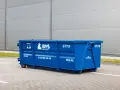 Potrzebujesz kontenera na śmieci? Zadzwoń pod numer 22 835 40 48 lub odwiedź BYS.PL. Duży, niebieski kontener BYŚ RECYKLING czeka na Twoje odpady.