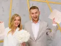 Para młoda trzyma dokumenty i bukiet ślubny.