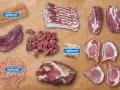 Verschiedene Fleischstücke, darunter Bratwürste, Speck, Rindersteaks und Schweinekoteletts. Der **Sattelschwein Geschmack** ist hier vielfältig zu erleben.