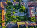 Widok z lotu ptaka na zabudowania i zieleń w Świnoujściu. Spacer po promenadzie i odkrywanie jej atrakcji z tej perspektywy to niezapomniane wrażenia.