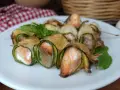 Deliziosi involtini di zucchine con salmone e formaggio, guarniti con menta fresca.