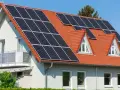 Dom z panelami fotowoltaicznymi na dachu. To przyszłość, czyli autokonsumpcja energii z fotowoltaiki.