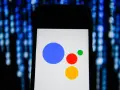 Smartphone-Display mit Google Assistant Logo. Anleitung zum google assistant deaktivieren.