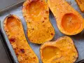 Mitades de calabaza asada, doradas y jugosas, listas para convertirse en un delicioso puré de calabaza.