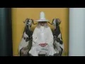 Uomo con cappello conico bianco e due capre imbalsamate, simbolo de la montagna sacra Jodorowsky.