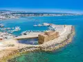 Pafos pogoda: Słoneczny dzień nad portem z zamkiem, jachtami i miastem w tle. Idealna pogoda na zwiedzanie Cypru.