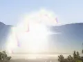 Paesaggio montano con fasci di luce negli occhi, come un arcobaleno zigzagante che attraversa il cielo limpido.