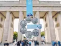 Medal za ukończenie korony maratonów świata z widokiem na Bramę Brandenburską.