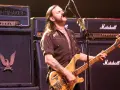 Lemmy Kilmister, geboren in den 1940ern, rockt die Bühne mit seiner Bassgitarre vor Marshall-Verstärkern.