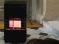 Stufa a gas nera con fiamma rossa visibile. Le stufe a gas sono sicure, offrono calore e comfort in casa.