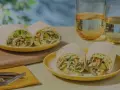 Leckeres Tortilla-Rezept mit Avocado und Garnelen, serviert auf gelben Tellern mit Gläsern mit Getränken.