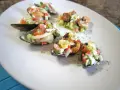 Mejillones a la vinagreta, una delicia fresca con tomate, cebolla y huevo picado.