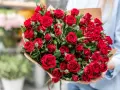 Bukiet 9 róż, symbolizujących doskonałość i miłość, w intensywnym czerwonym kolorze.