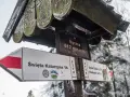 Znak szlaku łysica - kakonin. Wskazuje drogę do Świętej Katarzyny, Łysej Góry i Kakonina.