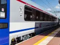 Wagon restauracyjny PKP Intercity z ikonami widelca i noża oraz zakazem palenia.