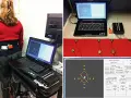 Kobieta w czerwonym swetrze podczas rehabilitacji przedsionkowej, podłączona do systemu komputerowego monitorującego ruchy.