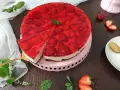 Najdelikatniejszy sernik z mascarpone na zimno, udekorowany truskawkami w galaretce. Idealny na letnie popołudnie.