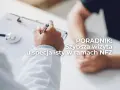 Lekarz notuje na karcie pacjenta. Poradnik: jak umówić się do lekarza na NFZ, by szybciej dostać się do specjalisty.