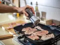 Jak usmażyć soczystego kurczaka z patelni? Prosty przepis krok po kroku