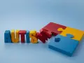 Kolorowe litery układają się w napis "AUTISM", obok fragmenty puzzli. Szukamy leków na autyzm dla dzieci, by pomóc im w rozwoju.