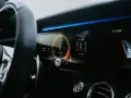 Cyfrowy kokpit pokazuje 0 km/h, wskazując na falujące obroty na zimnym silniku diesel. Wskaźniki temperatury i ciśnienia są widoczne.