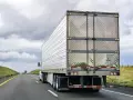 Tir z naczepą na drodze. Zwróć uwagę na wymiary zestawu tir, idealne do transportu.