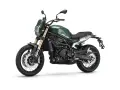 Zielony motocykl Benelli Leoncino 800 Trail z oponami terenowymi, gotowy na przygodę.