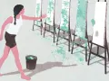 Une jeune artiste, dans une école d'art, expérimente avec des éclaboussures de peinture sur des toiles.