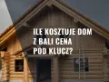 Dom z bali w budowie. Tekst: "Ile kosztuje dom z bali cena pod klucz?".