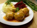 Pyszne pulpety w sosie pomidorowym, podane z puree ziemniaczanym i buraczkami.