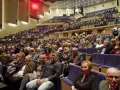 Widownia sali koncertowej, ludzie w eleganckich strojach, inspiracja: jak ubrać się na koncert muzyki filmowej.