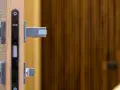 Jak wyciszyć drzwi pokojowe domowym sposobem - skuteczne metody na hałas