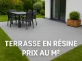Table et chaises sur une terrasse en résine moderne. Découvrez le prix au m2 pour votre projet d'aménagement extérieur.