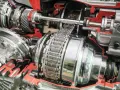 Przekładnia bezstopniowa z widocznym łańcuchem i elementami mechanicznymi.