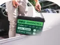 Mężczyzna niesie akumulator LiFePO4 12.8V 200Ah marki Greencell Cube. To jeden z rodzajów akumulatorów, idealny do łodzi, kamperów i wózków golfowych.
