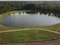 Spokojne jezioro Turek otoczone lasem, z alejkami i zielonymi terenami. Idealne miejsce na relaks.