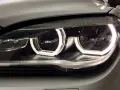 Nahaufnahme eines modernen Autoscheinwerfers mit leuchtendem Standlicht.