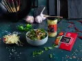 Pyszne warzywa po azjatycku z pędami bambusa i sosem sambal oelek. Idealne danie dla miłośników ostrych smaków.