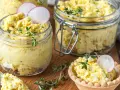 Pyszna pasta jajeczna, idealna na kanapki. Prosty przepis na pastę jajeczną, która zachwyci smakiem.