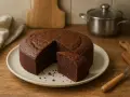 Un délicieux gâteau au chocolat, un vrai régal sans lait, est prêt à être dégusté.