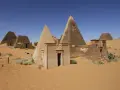 Niezwykłe piramidy w Meroe, fascynujące miejsca na sudan wycieczki. Piasek pustyni otacza starożytne budowle.