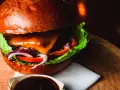 Jakie dodatki do burgera sprawią, że poczujesz ich wyjątkowy smak?