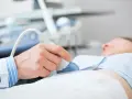 Lekarz wykonuje badanie USG jamy brzusznej pacjentki.