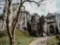 Ruiny zamku na skale, idealne miejsce, by odkryć, co zwiedzić w Małopolsce. Kamienna wieża i skalne ściany zapraszają do podróży w przeszłość.