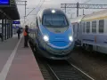 Pendolino Warszawa-Kraków na peronie. Maszynista w kamizelce odblaskowej czeka na pasażerów.