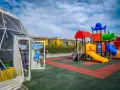 Kolorowy plac zabaw i dmuchana zjeżdżalnia w ośrodku wypoczynkowym. Idealne atrakcje Rewal i okolice dla dzieci.
