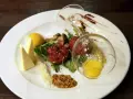 Tatar z wołowiny z żółtkami w kieliszku, masłem, cytryną i musztardą. Pyszny tatar kcal.