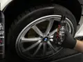 Profesjonalna konserwacja opon samochodowych z żelem SWAG. Aplikacja produktu na oponę BMW.