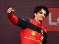 Carlos Sainz, a piloto de Ferrari, celebra con el puño en alto. Su edad no se refleja en su energía.